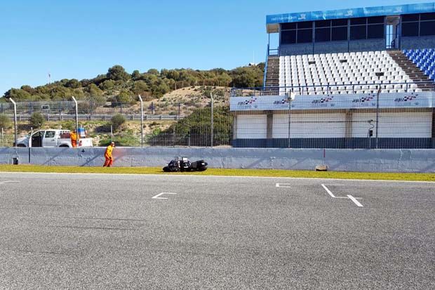 Motor Kawasaki ZR-10RR yang digeber Tom Sykes kala mengalami kecelakaan pada hari II tes pramusim I Superbike (WSBK) 2017 di Jerez. (Foto-WSBK)