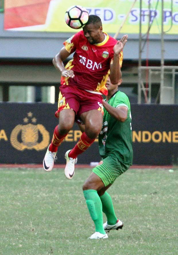 Thiago Furtuoso (atas) dalam sebuah pertandingan Bhayangkara FC di Liga 1 2017. (Foto-Bhayangkara FC)