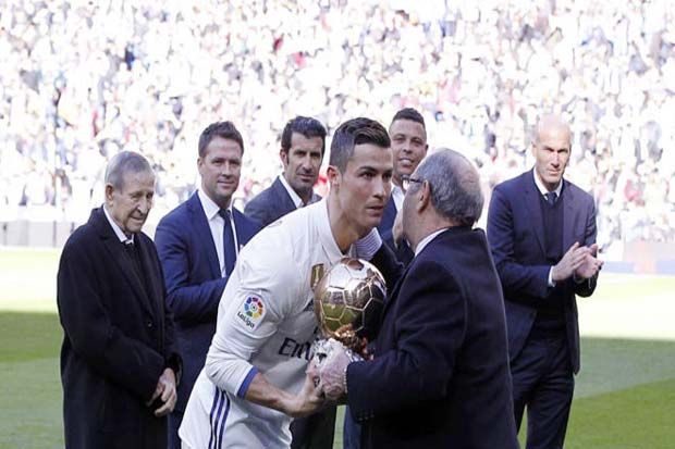 Paco Gento menyerahkan trofi Ballon dOr 2016 kepada Cristiano Ronaldo dalam upacara di Santiago Bernabeu. (Foto-Marca.es)