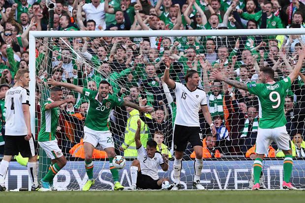 Para pemain Timnas Irlandia merayakan gol penyeimbang kedudukan ke gawang Austria di Dublin. (Foto-dailymail.co.uk)