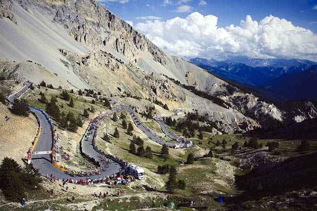 Para pembalap peserta balap sepeda Tour de France 2017 saat melintasi rute pegunungan di Etape 18. (Foto-LeTour)