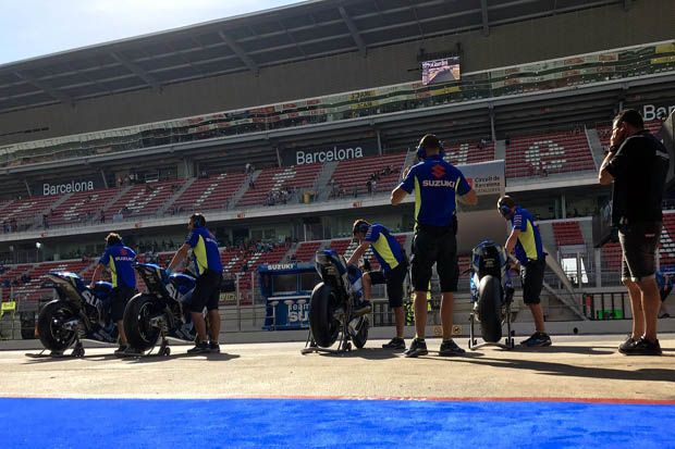 Para personel tim Suzuki Ecstar mempersiapkan motor para pembalapnya dalam tes MotoGP 2017 di sirkuit Catalunya. (Foto-Suzuki)