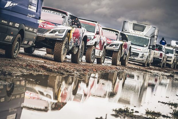 Para peserta lomba Reli Dakar 2017 tampak berbaris tertahan untuk melewati longsor di etape 8. (Foto-Motorsport)2