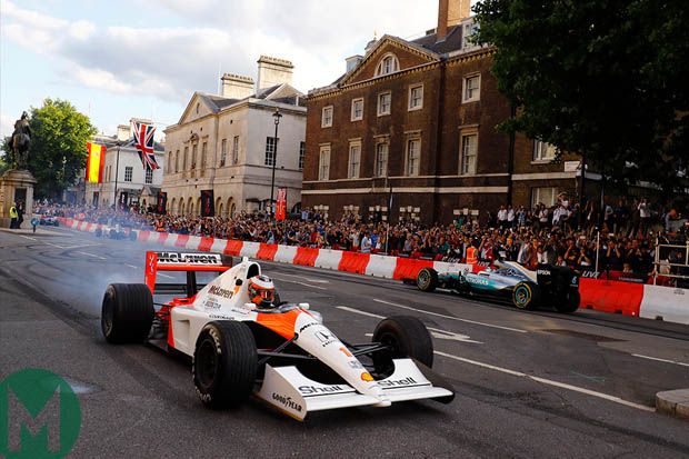 Parade mobil F1 di acara F1 Live London jelang akhir pekan lomba F1 GP Inggris 2017. (Foto-msmproduction)