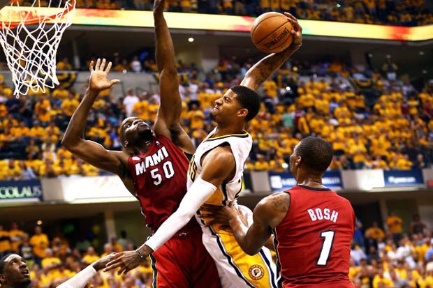 Paul George (tengah) dalam sebuah laga NBA 2016-2017 antara Indiana Pacers vs Miami Heat. (Foto-hoopshype)
