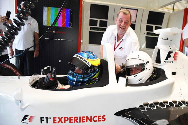 Paul Stoddart (atas) dengan Zsolt Baumgartner (kiri) dan Will Buxton (presenter NBC TV) saat menjajal F1 Experiences di F1 GP Catalunya 2017. (Foto-sutton images)