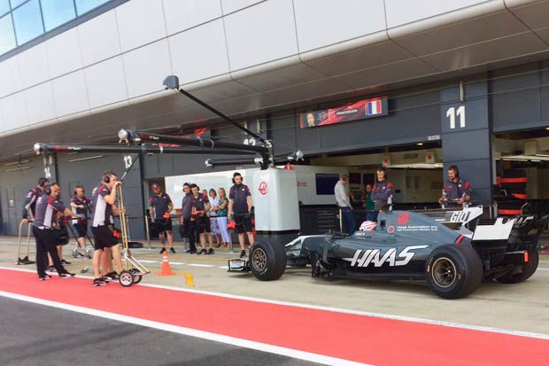 Pembalap penguji tim Haas Antonio Giovinazzi masuk pit dalam tes ban Pirelli 2018 di sirkuit Silverstone. (Foto-twitter)