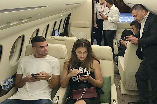 Pepe didampingi belahan jiwanya Ana Sofia dalam penerbangan dari Lisbon menuju Istanbul. (Foto-dailymail.co.uk)