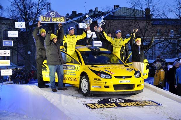 Per-Gunnar Andersson (kedua dari kanan) ketika memenangkan SWRC Relia Swedia 2012 bersama Proton Neo S2000. (Foto-wordpress)