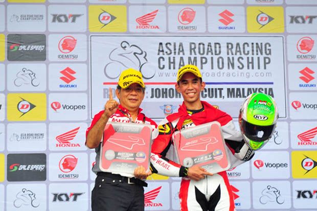 Presiden Direktur PT Astra Honda Motor Toshiyuki Inuma dan Gerry Salim (AHRT) di podium juara kelas AP250 di seri pembuka ARRC 2017 Sirkuit Johor Malaysia. (Foto-Motorsport)