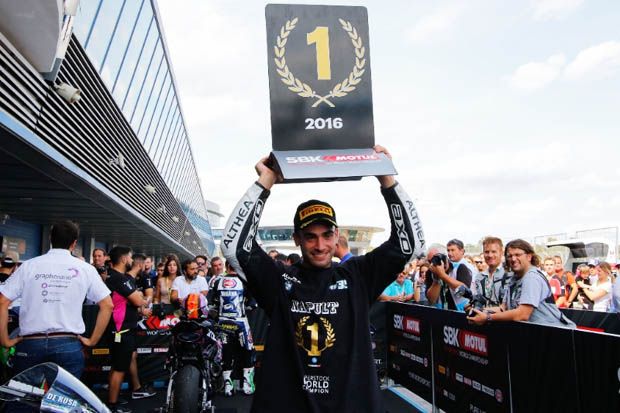 Raffaele De Rosa saat memastikan juara FIM Superstock 1000 Cup 2016. (Foto-superbike-news.co.uk)