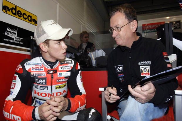 Ramon Forcada (kanan) saat bersama Casey Stoner di MotoGP Turki 2006. (Foto-Motorsport)