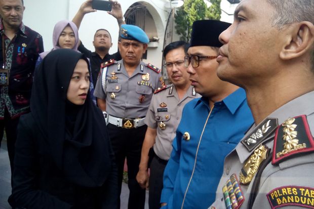 Rena Handayanti bersama Wali Kota Bandung Ridwan Kamil di Mapolrestabes Bandung seusai ekspose kasus begal yang menewaskan Muhammad Alfaris Sukmara, suami Rena. Foto/SINDOnews/Agus Warsudi