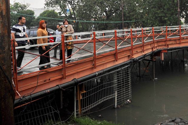Wali Kota Surabaya Tri Rismaharini di Jembatan Peneleh. Foto/SINDOnews/Ihya Ulumuddin