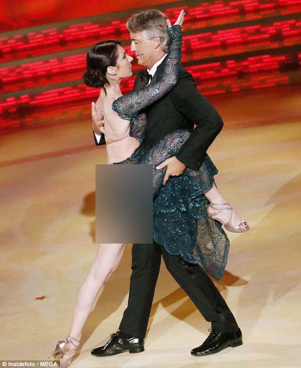 Roberto Mancini saat berdansa waltz di acara Ballando Con Le Stelle. (Foto-mirror.co.uk)