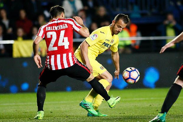 Roberto Soldado (kanan-Villarreal) dijaga ketat Balenziaga (Athletic Bilbao). (Foto-Marca.es)