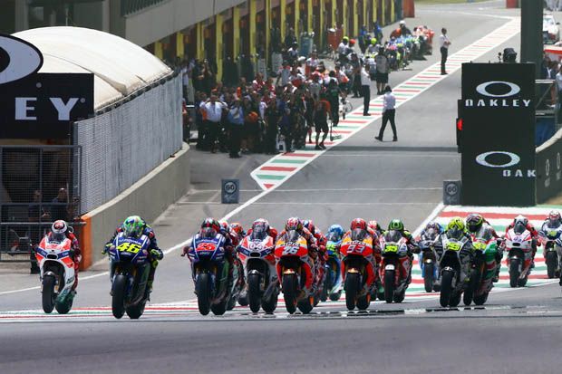 Salah satu momen start lomba MotoGP Italia 2017 di sirkuit Mugello. (Foto-LAT Images)