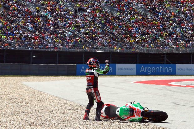 Sam Lowes (Aprilia Gresini Racing) ketika terjatuh di MotoGP Argentina 2017. (Foto-crash.net)