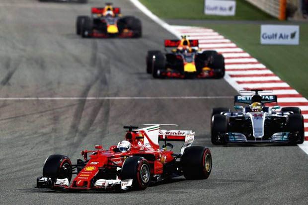 Sebastian Vettel (depan-Ferrari) memimpin lomba F1 GP Bahrain 2017 dari Lewis Hamilton (Mercedes). (Foto-mirror.co.uk)