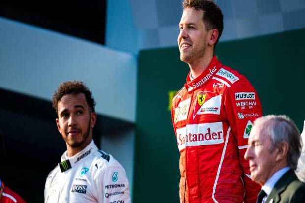 Sebastian Vettel (Ferrari) dan Lewis Hamilton (Mercedes) di podium juara F1 GP Australia 2017. (Foto-formula1.com)