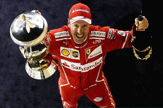 Sebastian Vettel (Ferrari) ketika merayakan kemenangan di podium juara F1 GP Bahrain 2017. (Foto-dailymail.co.uk)