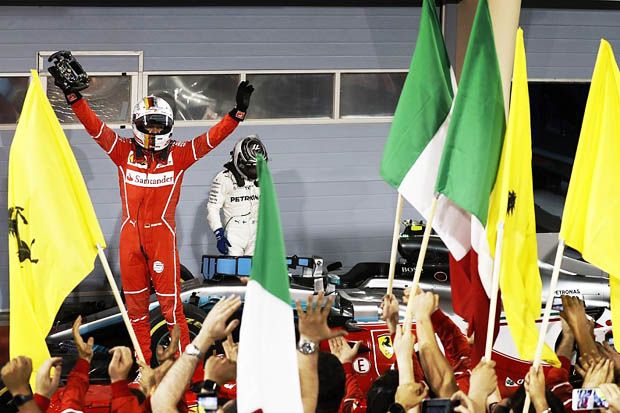 Sebastian Vettel (Ferrari) merayakan kemenangannya dalam lomba F1 GP Bahrain 2017. (Foto-autosport)