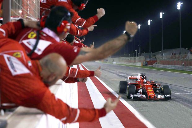 Sebastian Vettel (Ferrari) saat melintasi garis finis lomba F1 GP Bahrain 2017. (Foto-Motorsport)