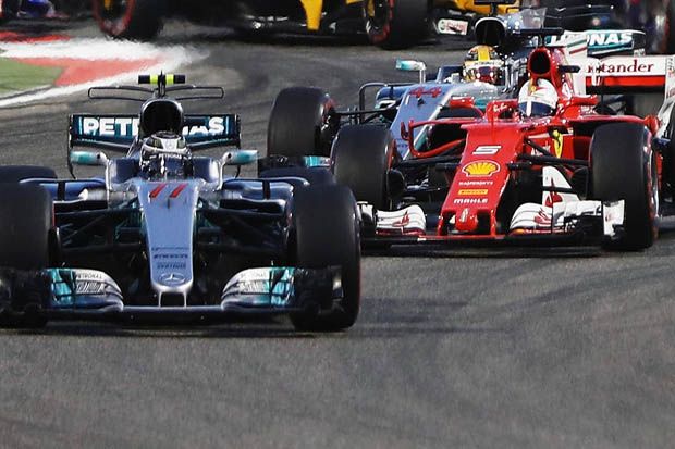 Sebastian Vettel (tengah-Ferrari) di apit duo Mercedes pada lomba F1 GP Bahrain 2017. (Foto-skysports)