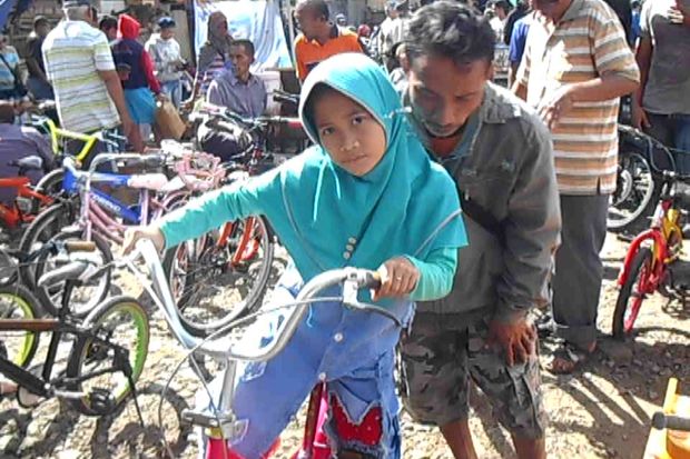 Suasana Pasar Cilongok, Kabupaten Banyumas sangat ramai, Senin (10/7/2017). Di lokasi penjualan sepeda bekas, puluhan warga dengan membawa anak mereka ingin membeli sepeda bekas. Foto/MNC Media/Saladin Ayyubi