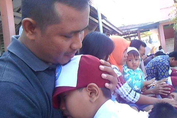 Siswa SMPN 5 Purwokerto memeluk erat ayahnya. Foto/MNC Media/Saladin Ayyubi