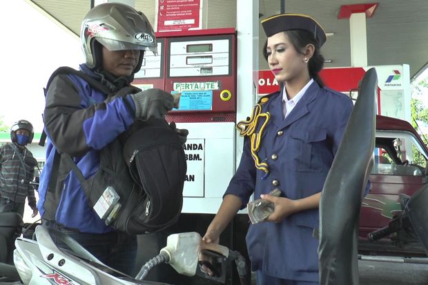 Memperingati HUT ke-72 RI, petugas sebuah SPBU di Kendal, Jawa Tengah, mengenakan pakaian pejuang. Meski ribet, petugas SPBU ini tetap cekatan melayani pembeli yang ingin mengisi bahan bakar minyak. Foto/MNC Media/Eddie Prayitno