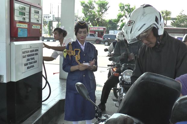 Memperingati HUT ke-72 RI, petugas sebuah SPBU di Kendal, Jawa Tengah, mengenakan pakaian pejuang. Meski ribet, petugas SPBU ini tetap cekatan melayani pembeli yang ingin mengisi bahan bakar minyak. Foto/MNC Media/Eddie Prayitno