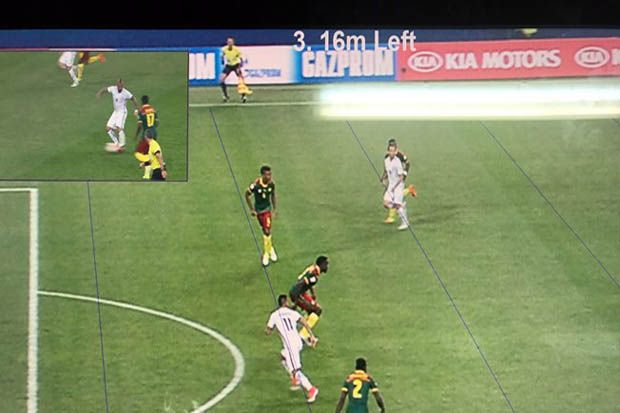 Teknologi video asisten wasit di laga Kamerun vs Chile pada Piala Konfederasi 2017. (Foto-FIFA)