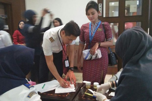 Puluhan pegawai Bandara Haluoleo, Sulawesi Tenggara dan kru pesawat menjalani tes urine mendadak di pelataran Bandara Haluoleo, Rabu (23/8/2017) sore. Foto/MNC Media/Rahmat Buhari