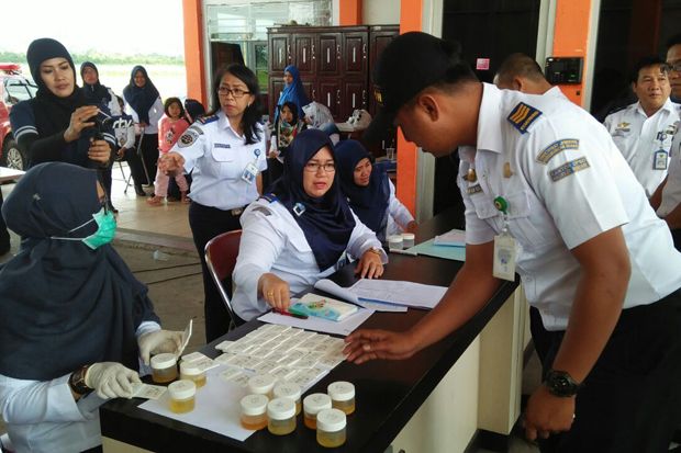 Puluhan pegawai Bandara Haluoleo, Sulawesi Tenggara dan kru pesawat menjalani tes urine mendadak di pelataran Bandara Haluoleo, Rabu (23/8/2017) sore. Foto/MNC Media/Rahmat Buhari