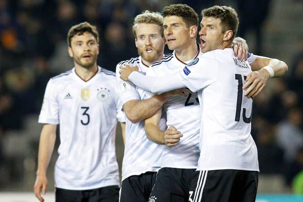 Tiga pencetak gol Timnas Jerman ke gawang Azerbaijan dari kanan Thomas Muller-Mario Gomez-Andre Schurrle. (Foto-Reuters)