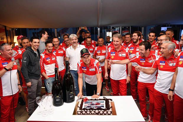 Tim Ducati merayakan ulang tahun ke-30 Jorge Lorenzo di MotoGP Jerez 2017. (Foto-JL99)