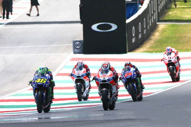 Valentino Rossi (kiri) di awal lomba MotoGP Italia 2017 sirkuit Mugello. (Foto-LAT Images)