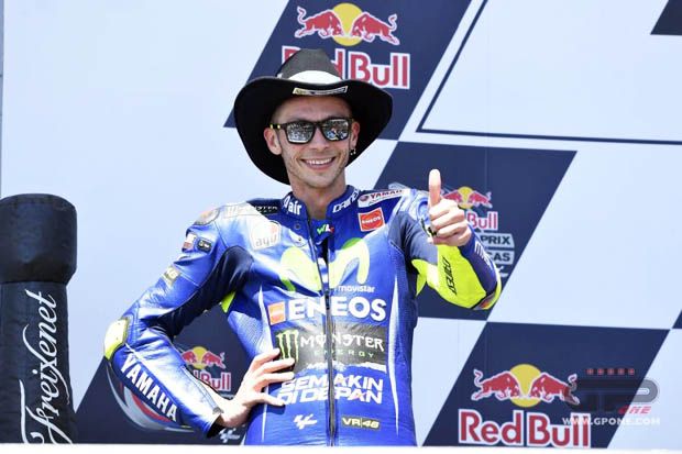 Valentino Rossi (Yamaha Factory Racing) di podium juara MotoGP Austin 2017. (Foto-GPOne)
