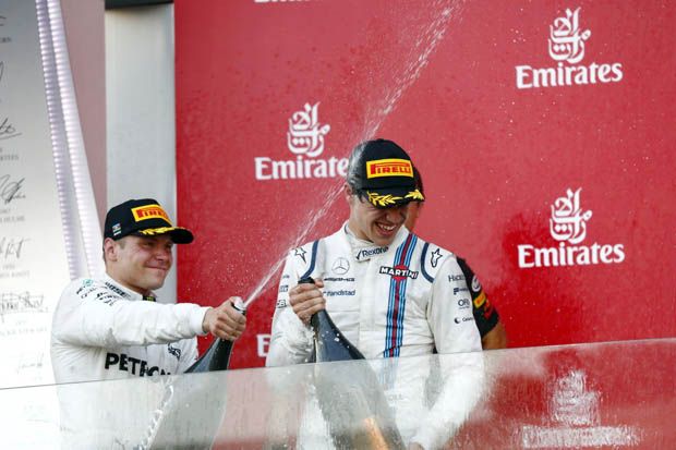 Vallteri Bottas (kiri) dengan Lance Stroll di podium juara lomba F1 GP Azerbaijan 2017. (Foto-Mercedes)
