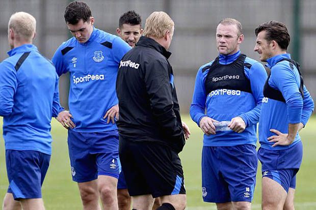 Wayne Rooney (kedua dari kanan) dalam latihan terbaru Everton jelang leg I babak kualifikasi ketiga Liga Europa 2017-2018. (Foto-dailymail.co.uk)