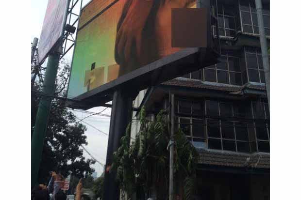 Uncensored Porn On Billboard Jakarta - Billboard Putar Video Porno, Ini Kata Wali Kota Jaksel