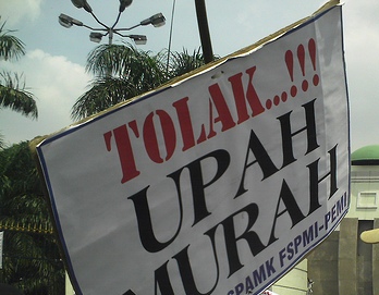 Demo buruh, tol Jakarta-Cikampek macet parah