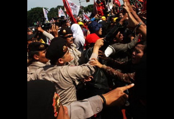 Polisi tindak demo buruh Bekasi