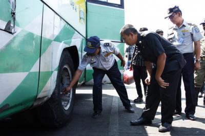 Polres Bogor memeriksa  bus dan urine sopir