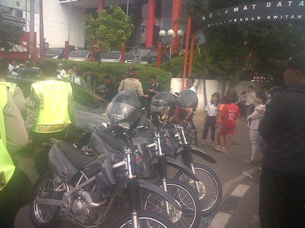 FPI berdemo, polisi blokade kawasan Kwitang