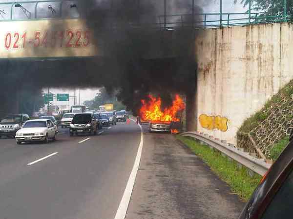 Mobil terbakar di JORR Bintaro