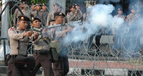 Demonstran balas tembakan Polisi dengan bom molotov