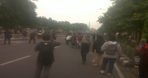 GMKI bakar ban, blokade Jalan Diponegoro