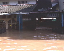 Banjir masih genangi perumahan Puri Indah